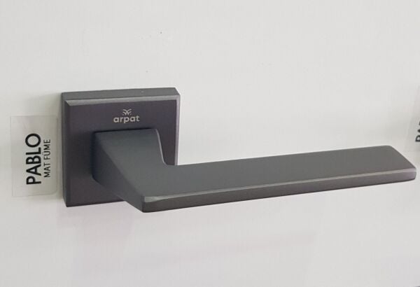 ARPAT PABLO MAT FÜME İTALYAN KARE ROZETLİ ALÜMİNYUM WC KAPI KOLU TAKIM
